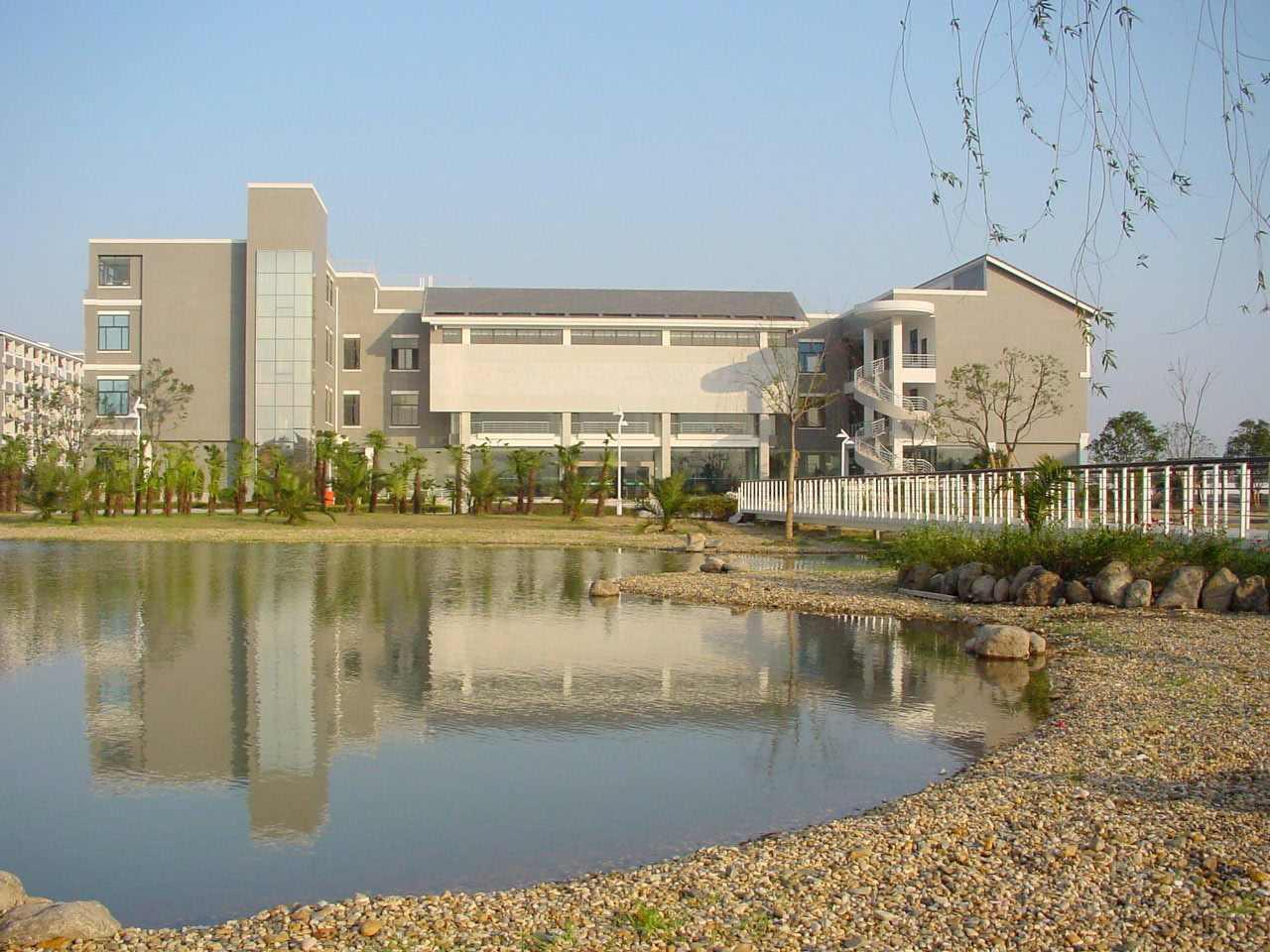 浙江經(jīng)貿(mào)職業(yè)技術學院怎么樣可以專升本嗎?學院地址在哪學費多少?